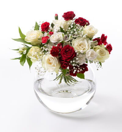 Fairtrade rosebukett i hvitt og rødt Fairtrade rosebukett i hvitt og rødt